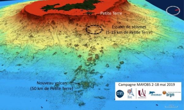 В океане появился подводный вулкан диаметром 5000 метров