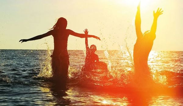 Туристы открыли купальный сезон в Турции