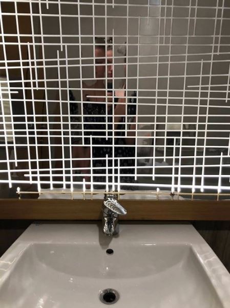 27 случаев, когда зеркало в туалете удивило и рассмешило